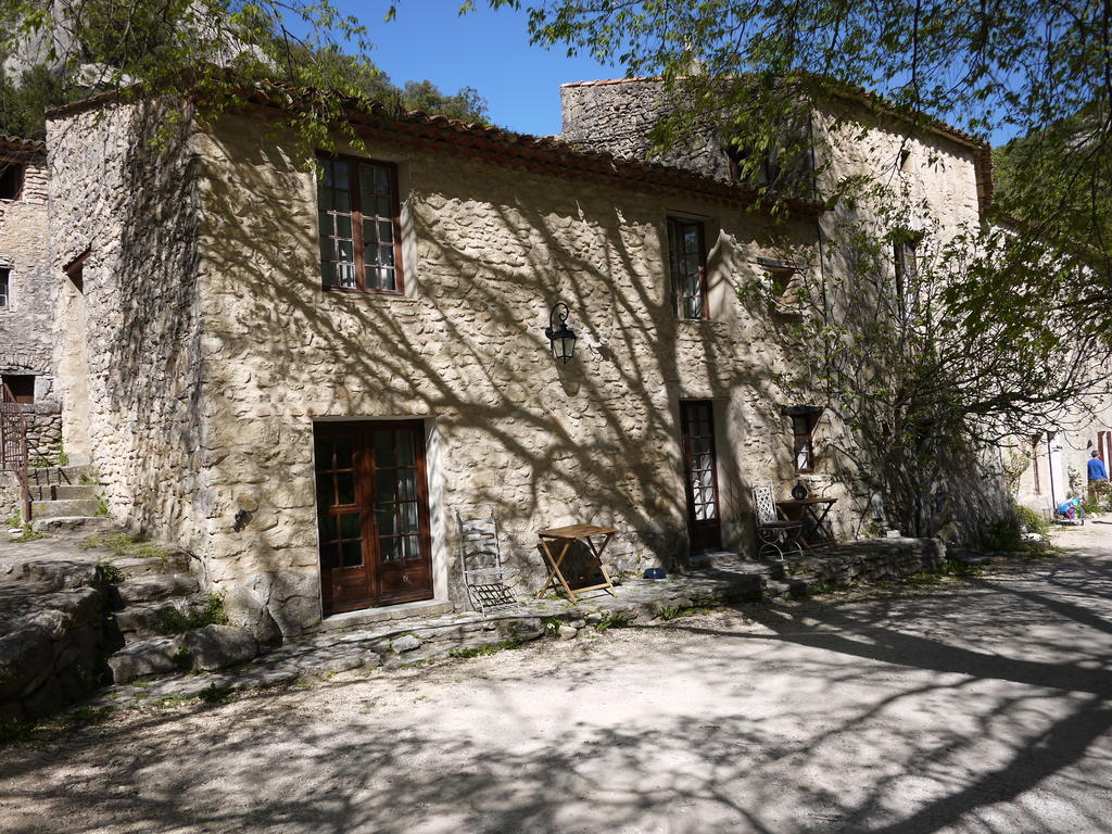 Auberge Des Seguins Buoux Exterior photo